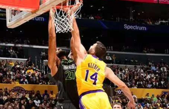 北京时间5月1日，NBA季后赛第一轮逐渐进入尾声，西部产生2个晋级名额，东部产生