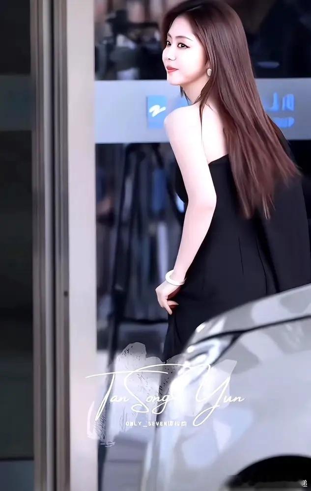 劝谭松韵一句：别什么都想要了。演员就该好好演戏，非得往唱歌圈里挤？看看春晚那晚，