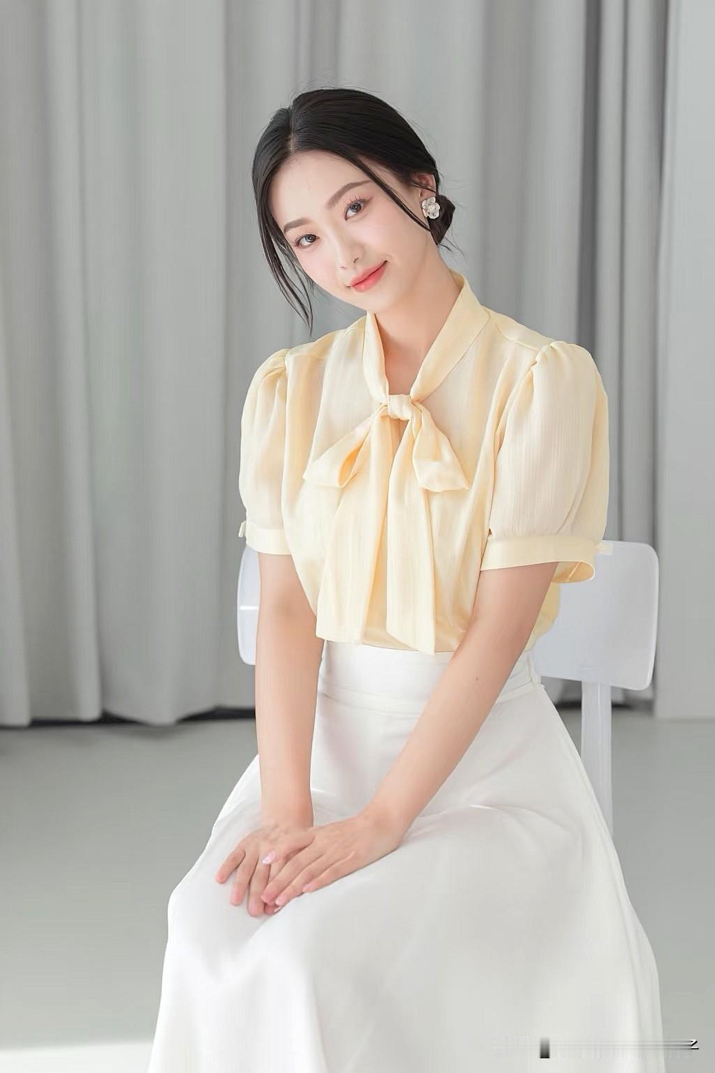 轻盈的浅黄色，搭配精致的蝴蝶结，这件法式设计感上衣为职场注入了一丝柔美。泡泡袖的