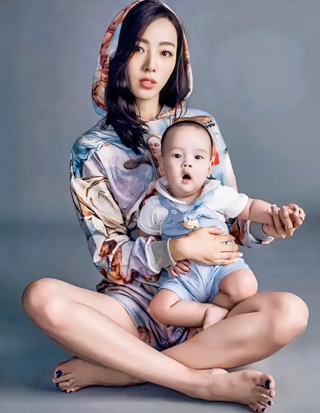 李思思好美啊！就是这一双大脚影响了颜值，像一双男人的大脚！