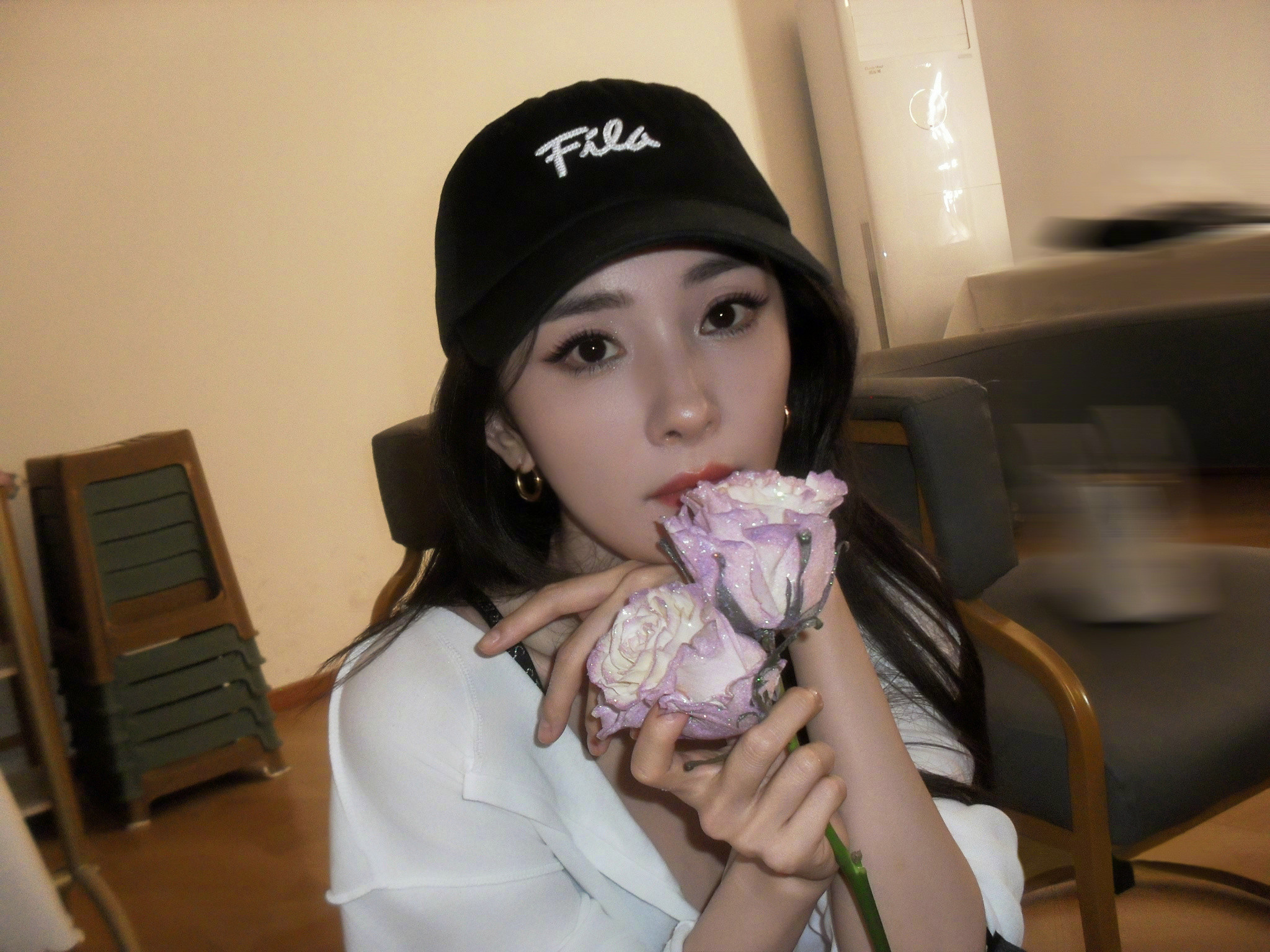 美女配鲜花很养眼​​​