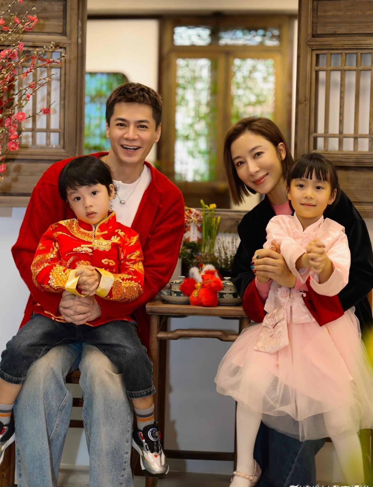 A微博娱乐超话今年艺人们晒全家福🈶：​​​