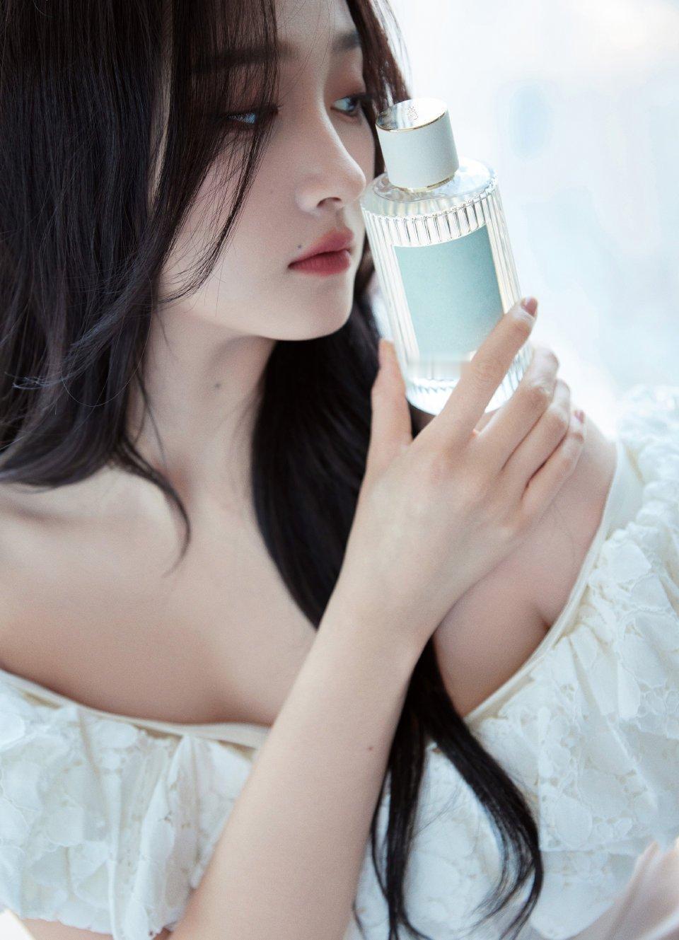 关晓彤穿白裙美出圈，这身材曲线是在“拉仇恨”吧！当关晓彤身着那袭白裙出现在大众视