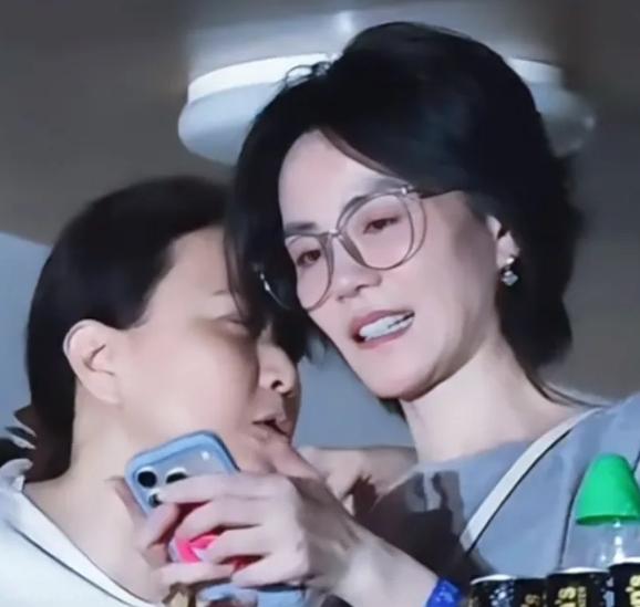 那英演唱会，镜头扫到王菲，旁边紧挨着个短发女人，两人头碰头聊得热乎。大家纷纷猜测