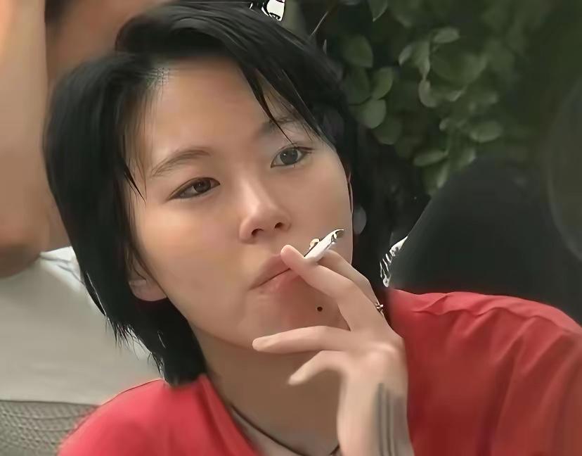 看到网友分享的照片两张照片都是窦靖童抽烟被抓拍了很不理解…一个好好的女孩子