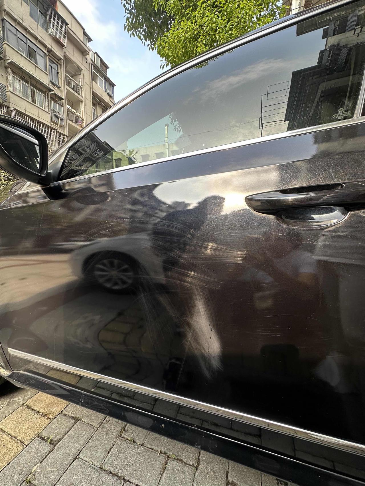 人生建议:不要让老人帮你洗车!!!刚买的新车,跑了趟远路,后面一层沙土还没来