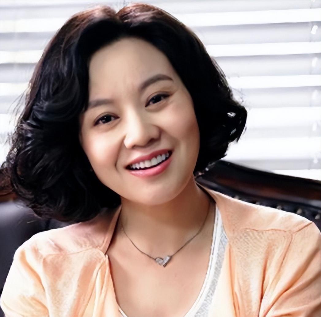 闫妮去买房，售楼小姐看她衣着普通，就随便一指：“这套不错，400平，才1200万