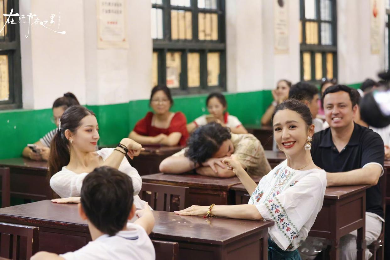 1.佟丽娅平时都是自己带娃，教育学习生活一手抓，孩子爹没有话语权，也不能干预，生