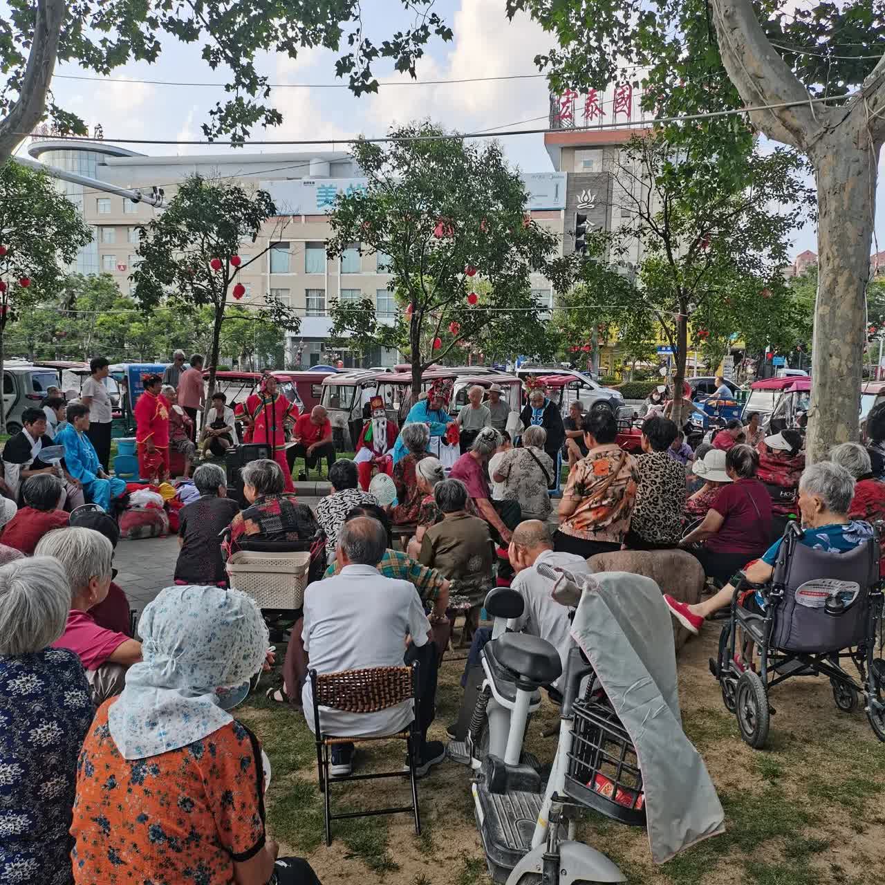 人口大县果然名不虚传。老人更长寿了，生活无忧，每天靠打牌打麻将度余生，幸