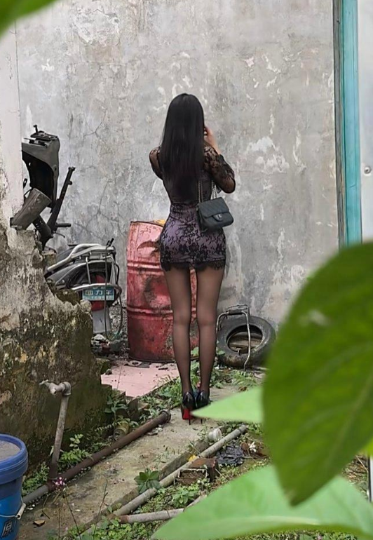 这是被人骗了吧，送外卖能到这里？小心美女发飙