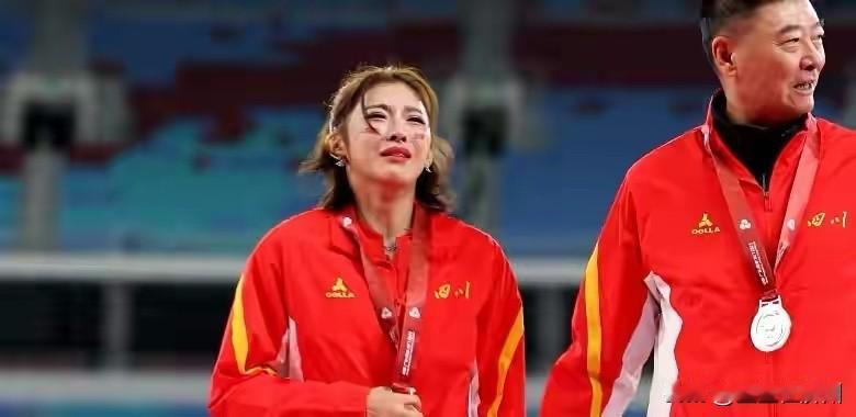 没想到吴艳妮仅夺得银牌，更没想到的是，夺金牌的这个女生，竟然还是个“业余选