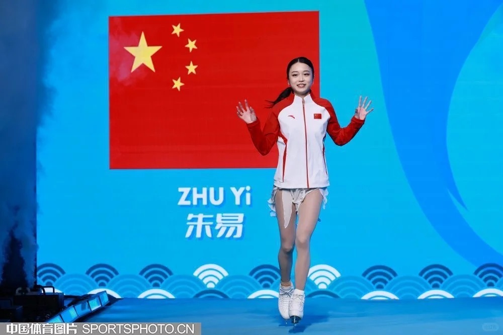 朱易送冬奥花滑队员出征礼物朱易送冬奥花滑队员出征礼物太暖心了！为出征米兰冬奥的