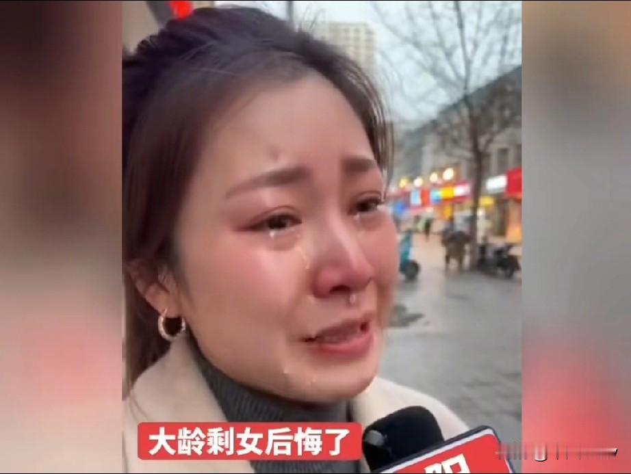 35岁剩女街头崩溃痛哭：“女人要独立”竟是毒鸡汤？我拼到负债，闺蜜嫁得幸福美满