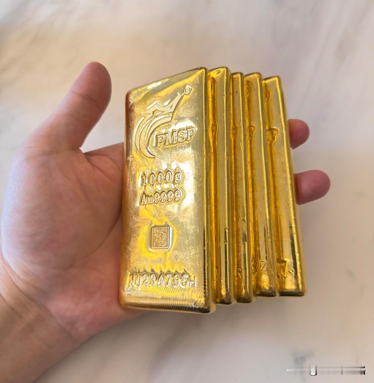 我姐在银行工作了十年。她说现在金价太高了。很多人问她还买不买黄金，她说自己