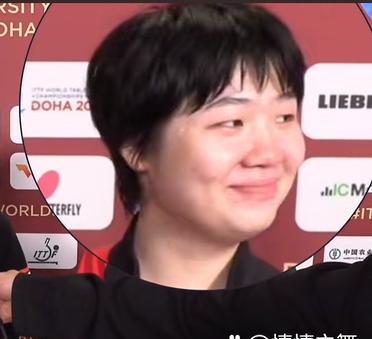 我严重怀疑昨晚王曼昱和蒯曼拿下比赛后接受采访时，后面一直有人冲两位做鬼脸让她俩笑