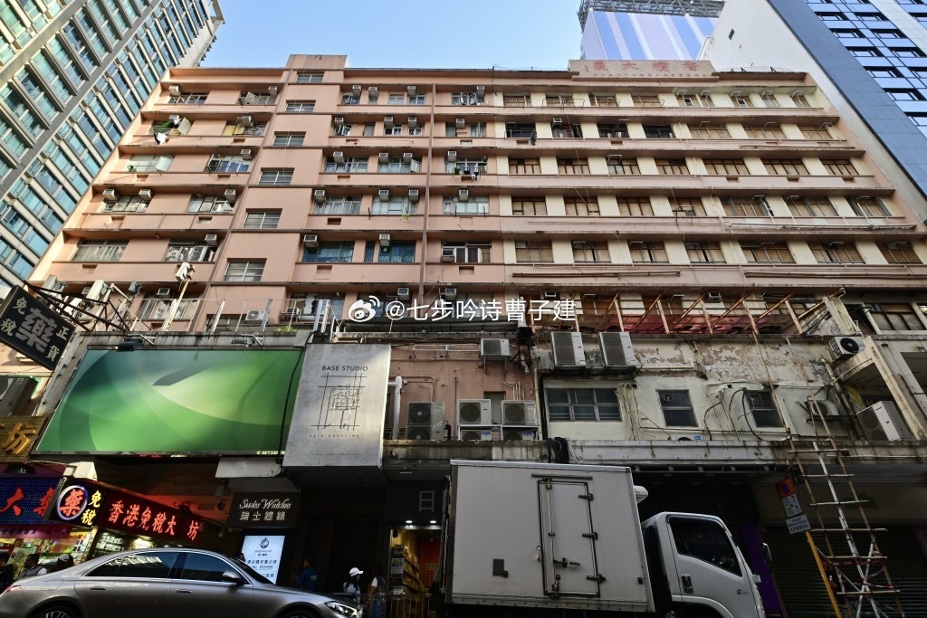 在香港家里上网，查到了曾经来港出差游玩的香槟大厦，香槟大厦于1957年落成。这里