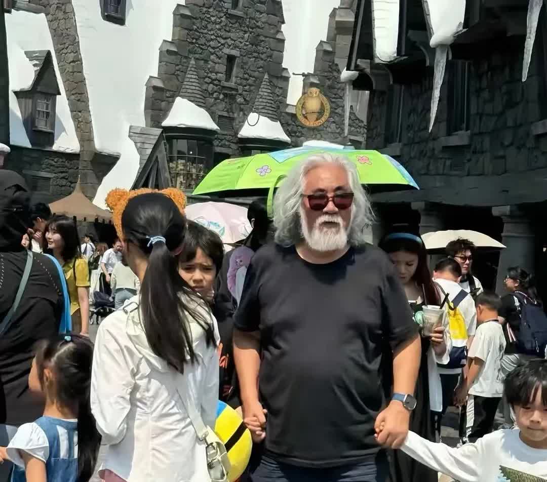 张纪中在公众场合展露强势一面，语气严厉地训斥杜星霖，场面一度颇为紧张。杜星霖面色
