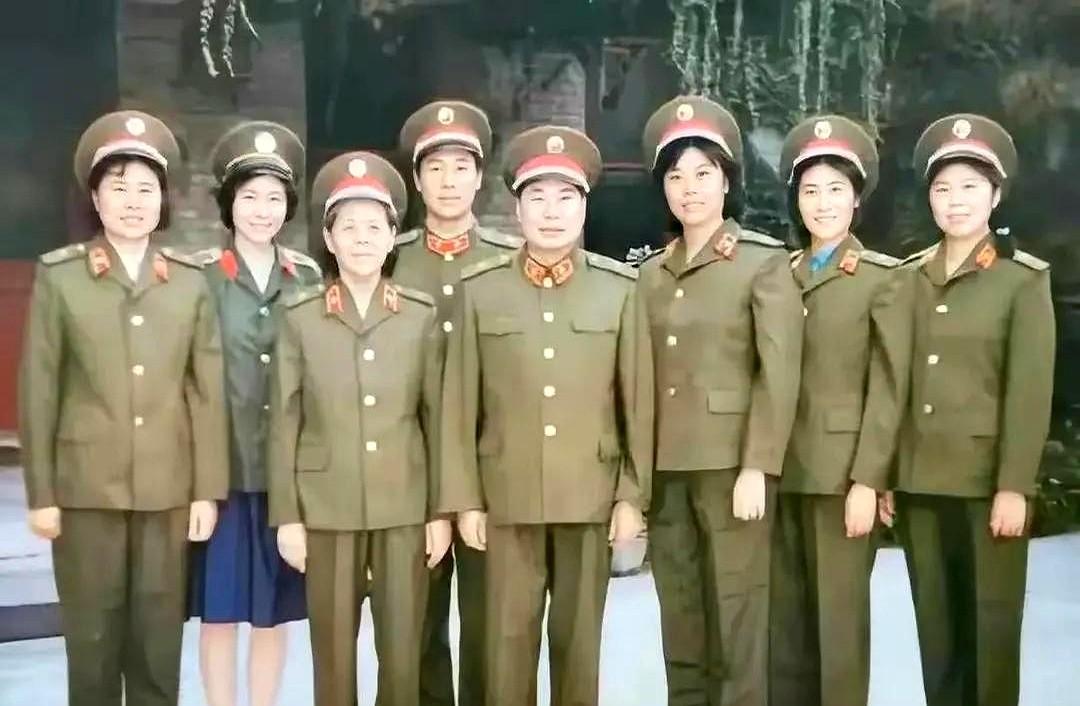 这张1985年的全家福记录了杨得志将军与妻子申戈军并肩而坐的温馨时刻，六名子女英