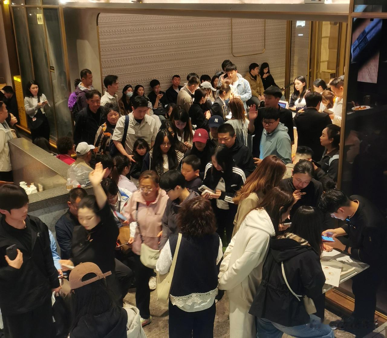 排队三小时，三个人花604元吃海鲜饺子，值吗？5月2日晚上4:00多，到东港