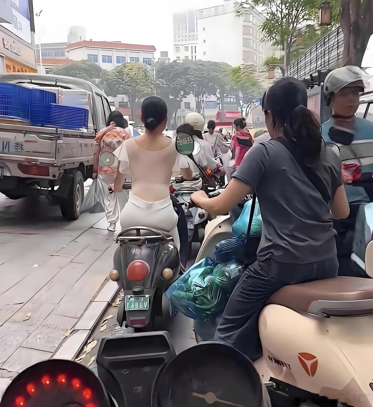 怎么提醒她，才不会尴尬