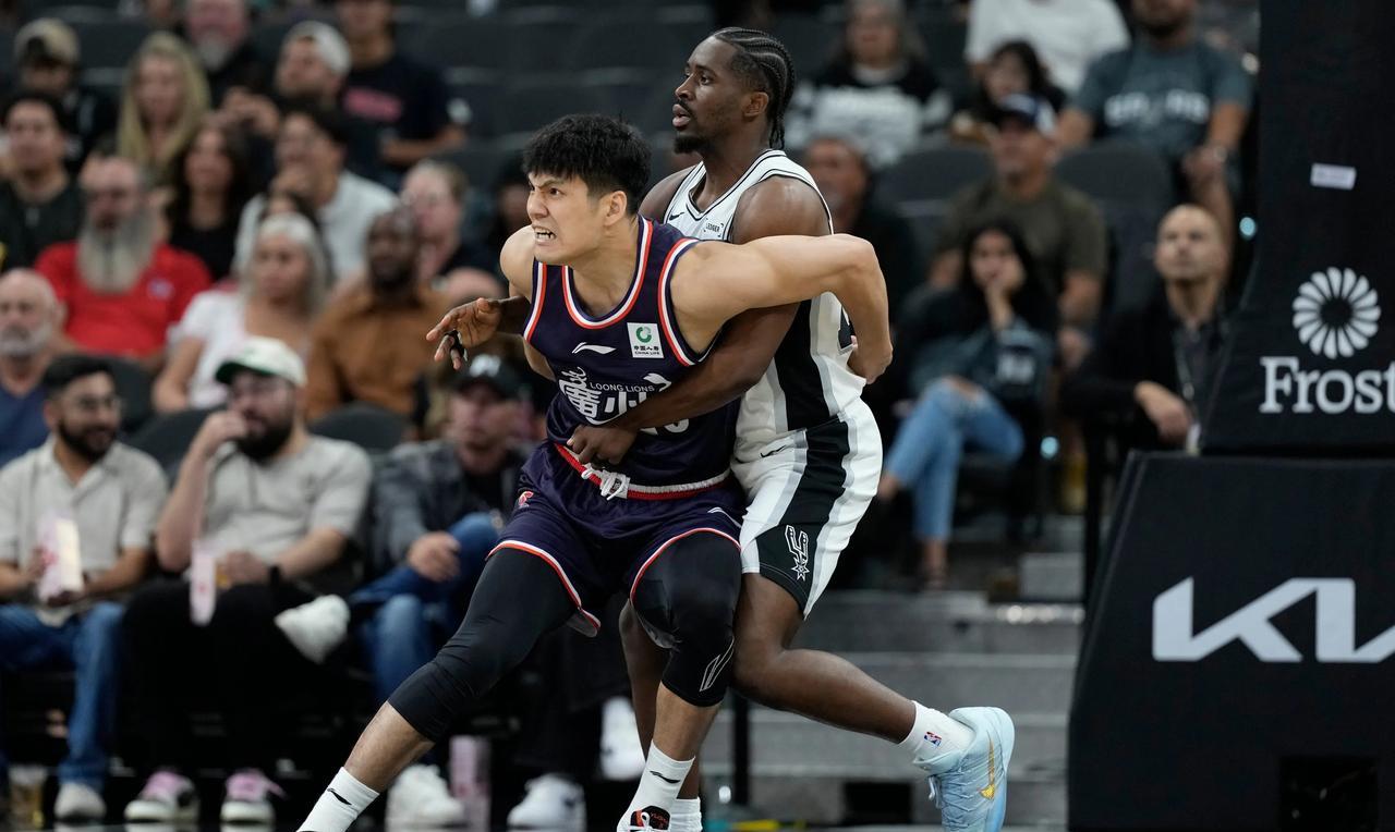 敢打敢拼！陈国豪NBA季前赛表现抢眼北京时间10月7日上午，参加NBA季前赛的