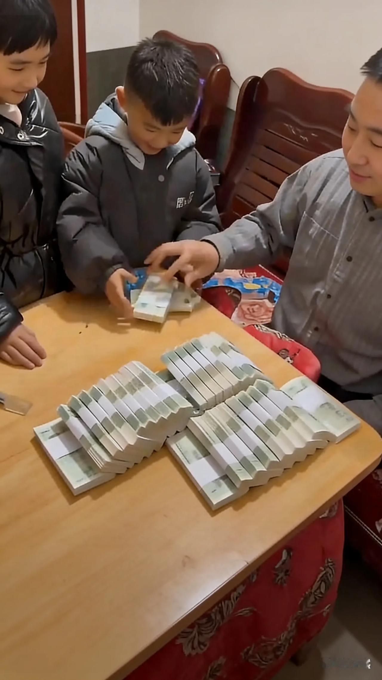 东北舅舅给每个孩子发红包，500元玩出5万气场，有何玄机？今年春节，一条短视
