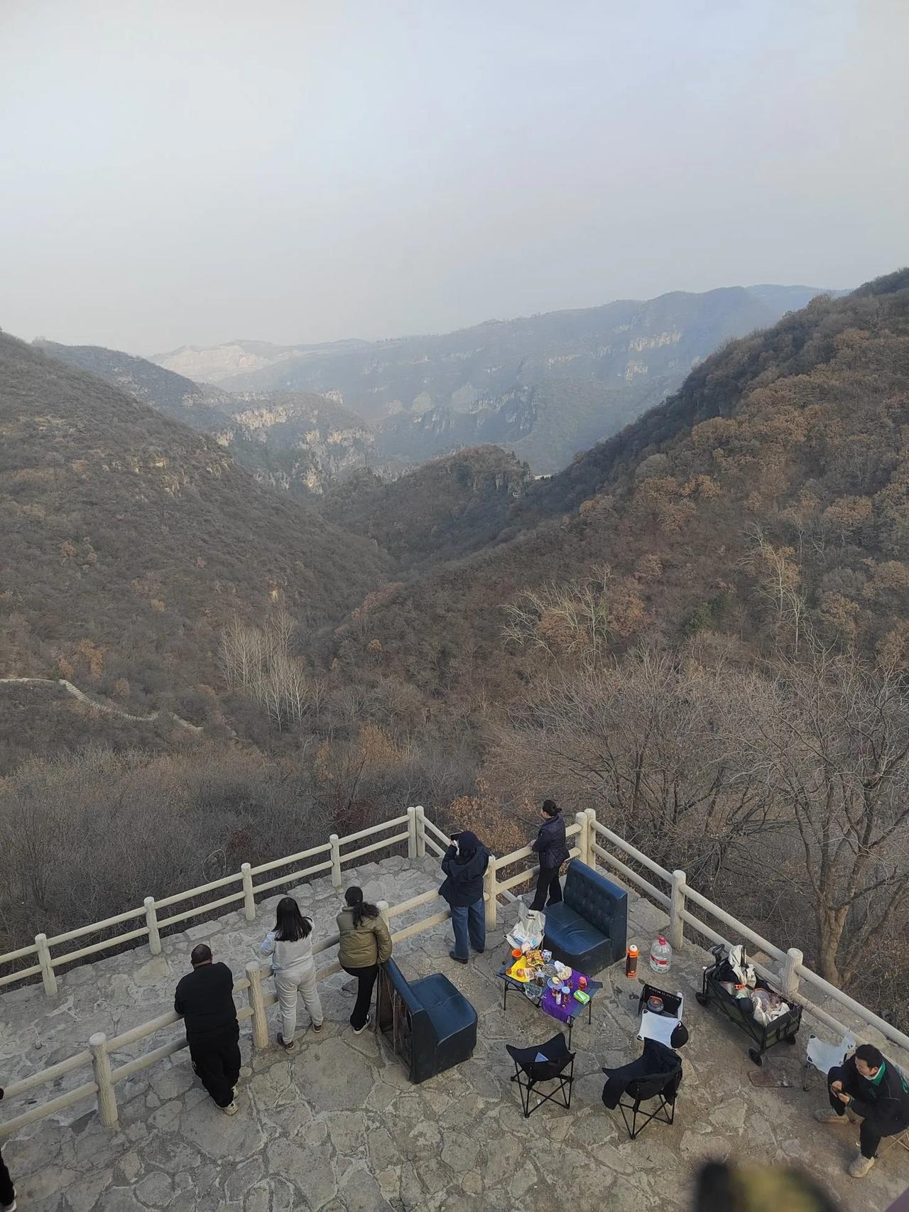 昨天下午没事，和朋友一起去了一趟小长城景区，山上有游客，但不是很多，半山腰有几个