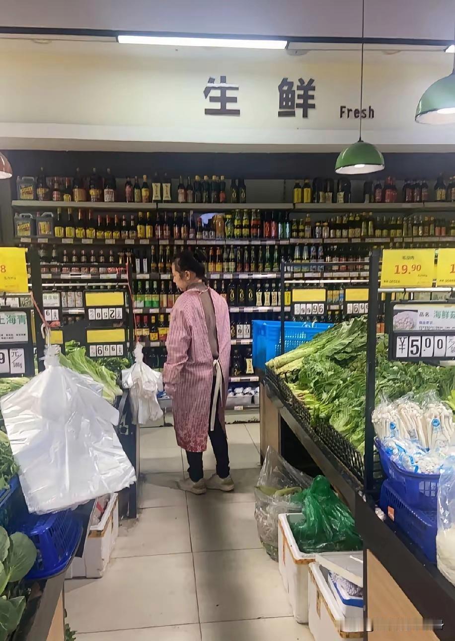 讲老实话，我婆婆上个月在超市找了份理货员的工作，一个月3500她今年六十二了，