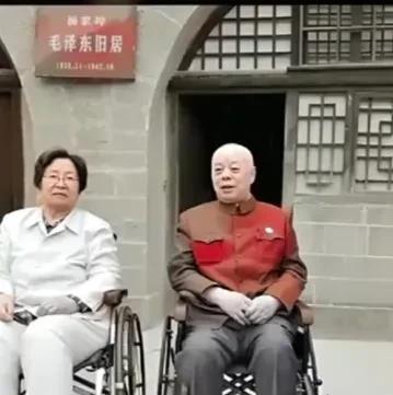 晚年的李讷和丈夫王景清来到父亲故居参观，这饱含着多少深情。当李讷看到父亲的照片