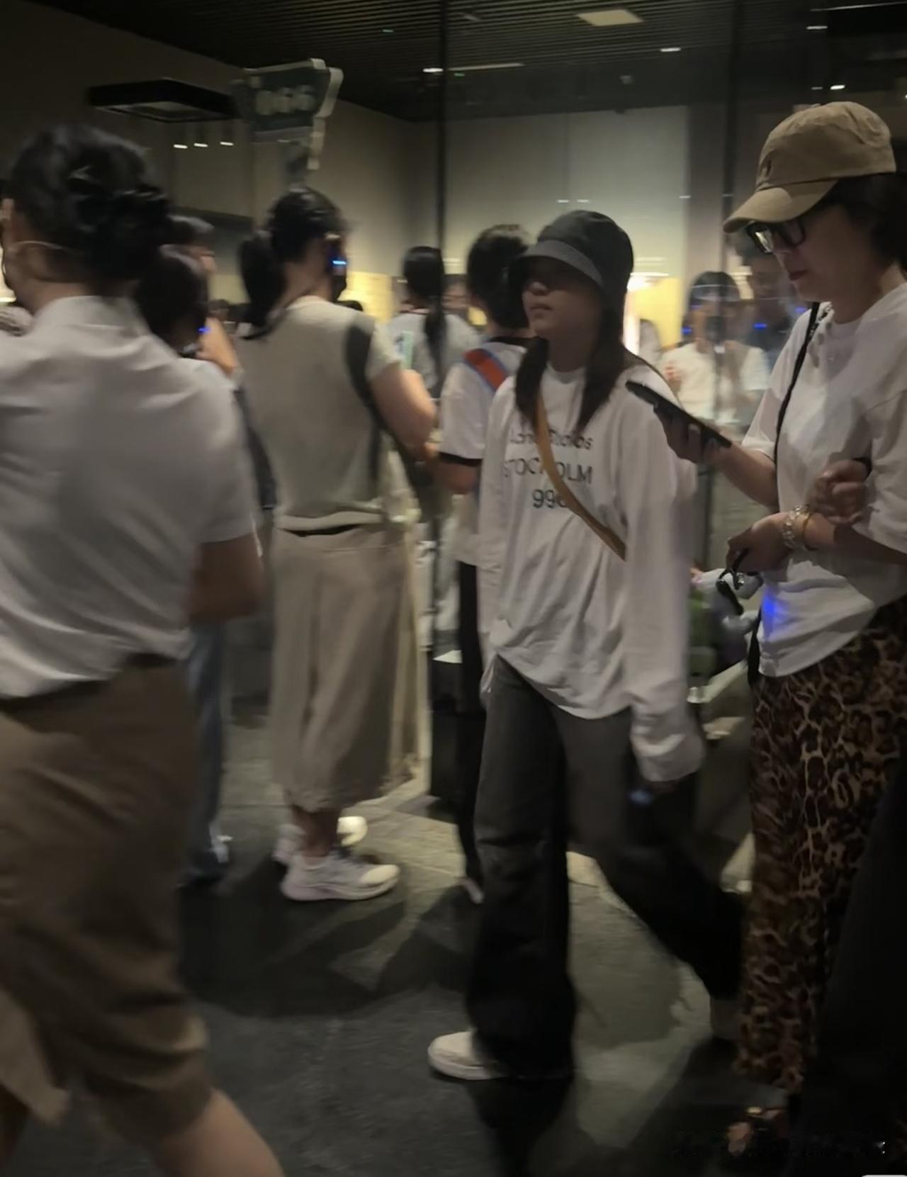 全红婵独自一人去三星堆博物馆参观游玩。这次全红婵去成都，应该是有工作。昨天在