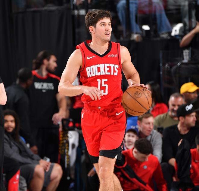 火箭队今天在和爵士队的比赛里，仍然让谢泼德担任首发得分后卫。其实按乌度卡教练自己