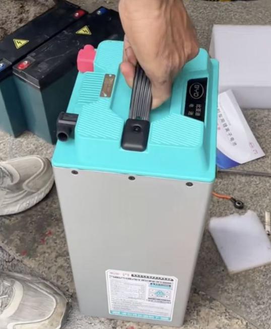 比亚迪两轮车锂电池能跑300公里，为啥老司机都不建议换？真相太实在直接说重点