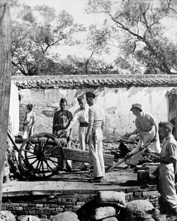 这是1900年清廷围攻使馆时，外军唯一拥有的一门大炮，被称为“国际炮”。为啥