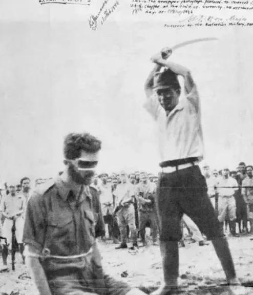 1944年，美军在日军尸体上发现了日军挥刀斩首澳大利亚陆军中士伦纳德的照片。照片
