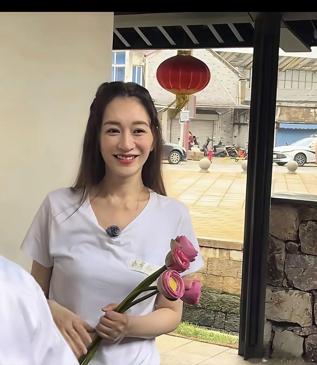 网友街头偶遇李小冉，她的状态也太好了吧！皮肤紧致、气色红润，这般模样说28岁也完