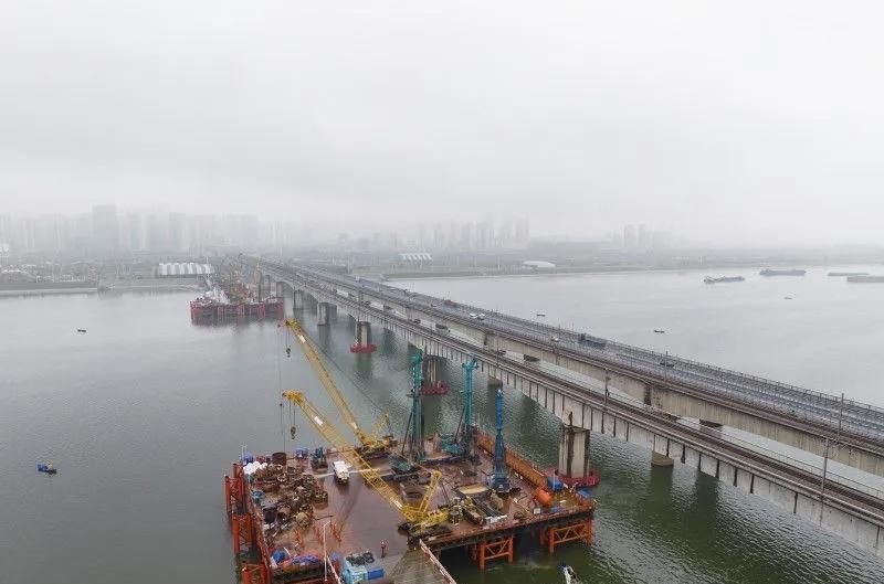 春日奋进正当时，长株潭融城建设热潮涌动。长沙奥体中心主体施工全速推进，湘江科学中