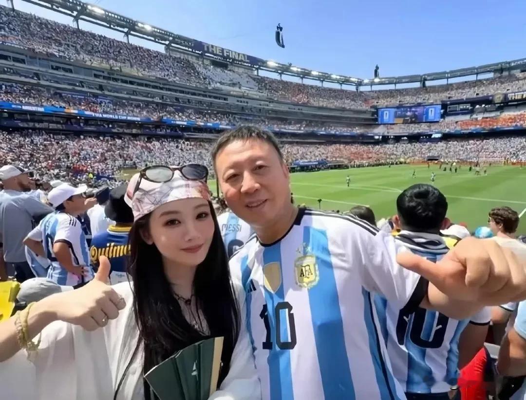 杨紫带爸爸去看世界杯决赛，这人脉和孝心，绝了！7月19日，杨紫带着爸爸现身纽