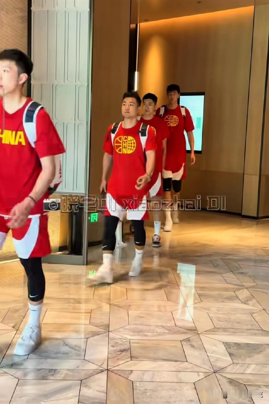 中国男篮集训队出发训练备战。距离中国男篮对阵塞尔维亚FMP俱乐部比赛还有一天