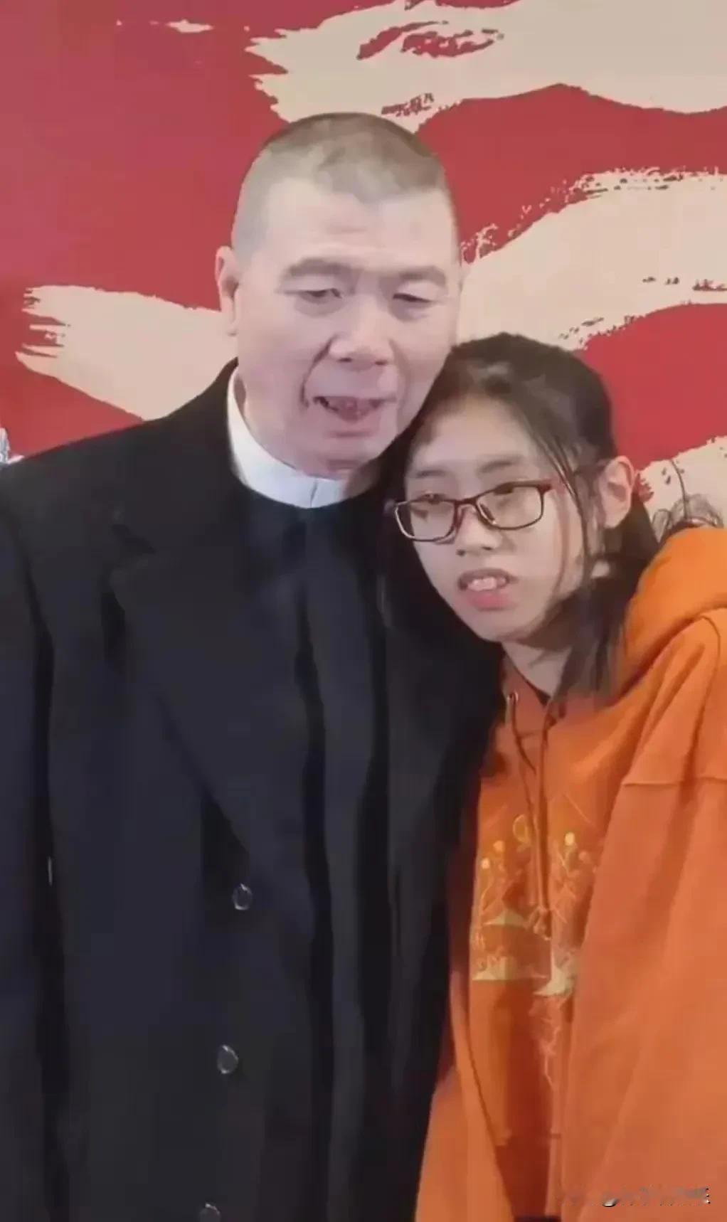 2025年8月3日，58岁的演员徐帆携养女徐朵现身某品牌商业活动，母女二人以精致