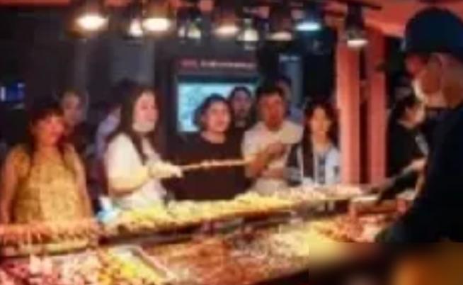 沈阳凌晨一点的夜市，18个壮汉吃了180串炸串、喝光5瓶白酒，结完账转身就走，摊