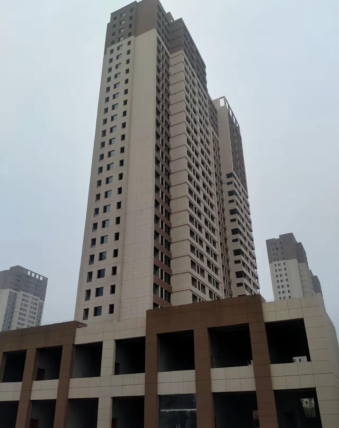 我侄子22岁，把家人攒的三十多万都拿去买房了。本来商量好买商品房交首付，结果他直