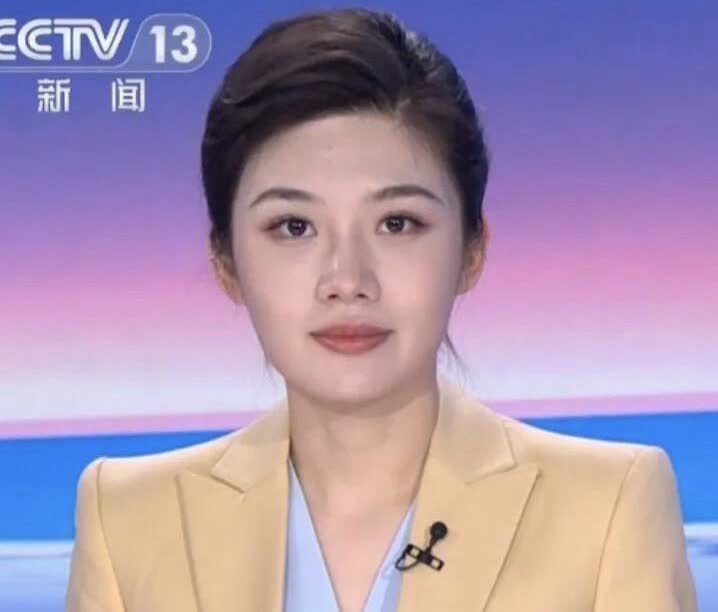 作为主持人的郑子可，在颜值方面已然超过了马凡舒和龙洋。她五官精致，长着一副国泰民