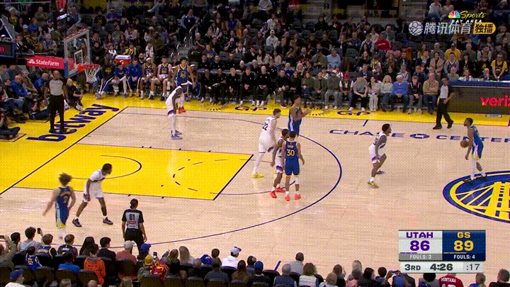 在今天勇士主场迎战爵士的比赛中，发生了让人瞠目结舌的一幕。当时比赛进行到了第三节