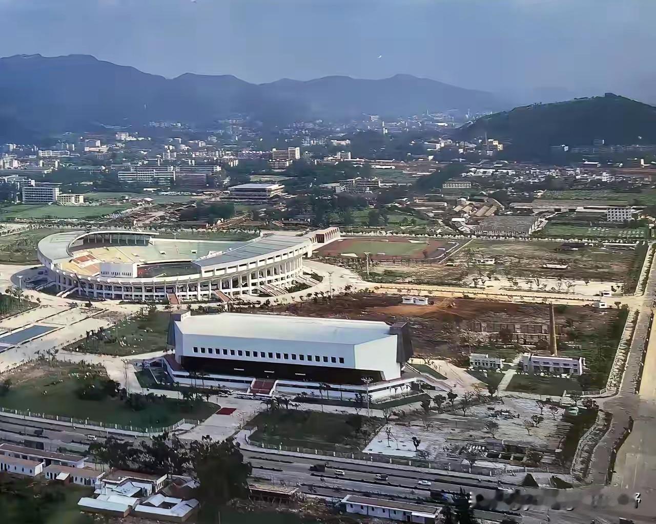 大约40年前的广州天河是什么样子的呢？图中的这张老照片可以告诉你答案。图中的照片