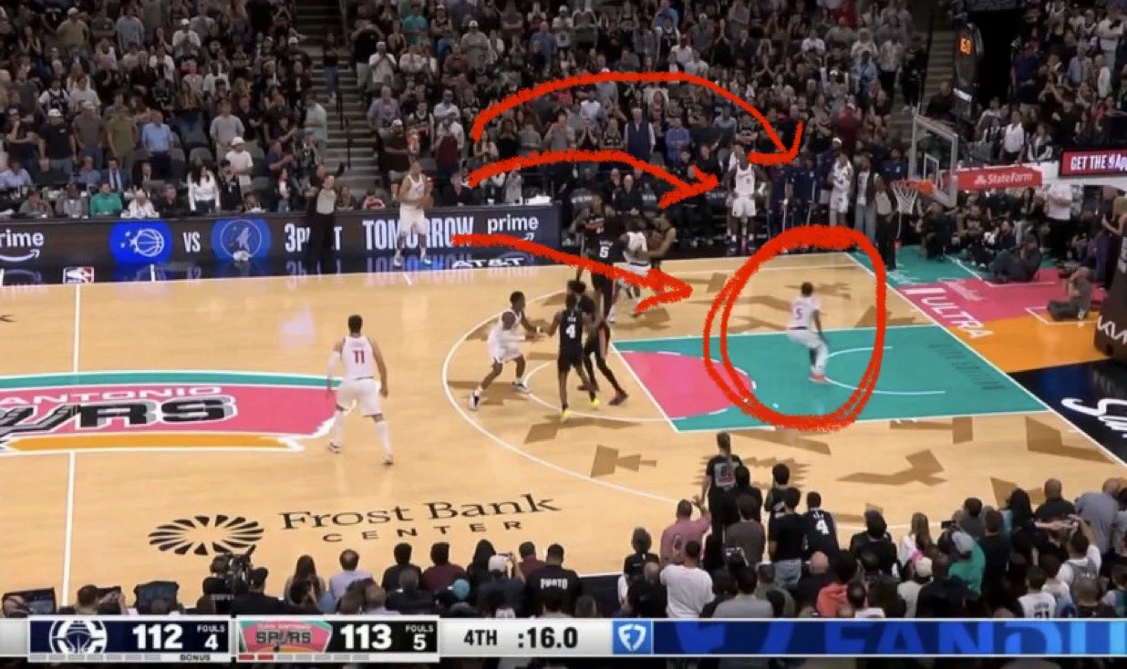 泰伦·卢谈尼古拉斯·巴图姆和布鲁克·洛佩兹的失误：“本来球应该传给DJ的。他当时