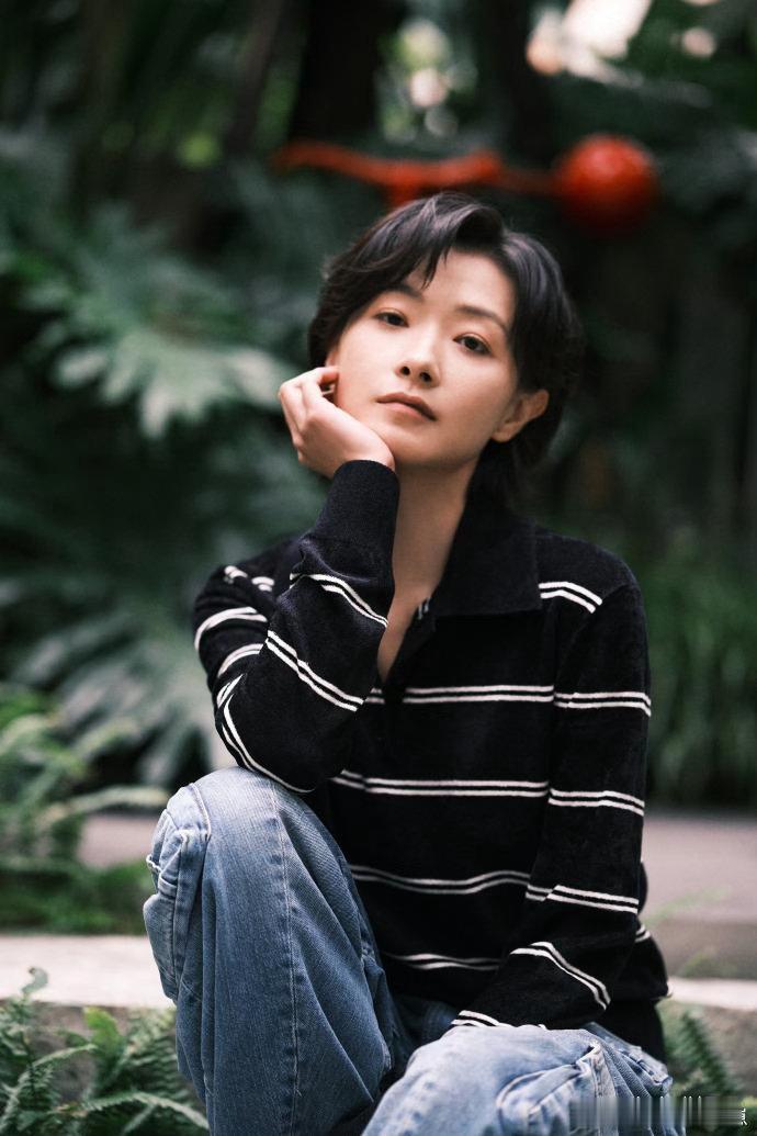 万茜短发造型惊艳出圈，利落短发褪去柔媚，自带清冷英气。简约合身穿搭优化身材比例，