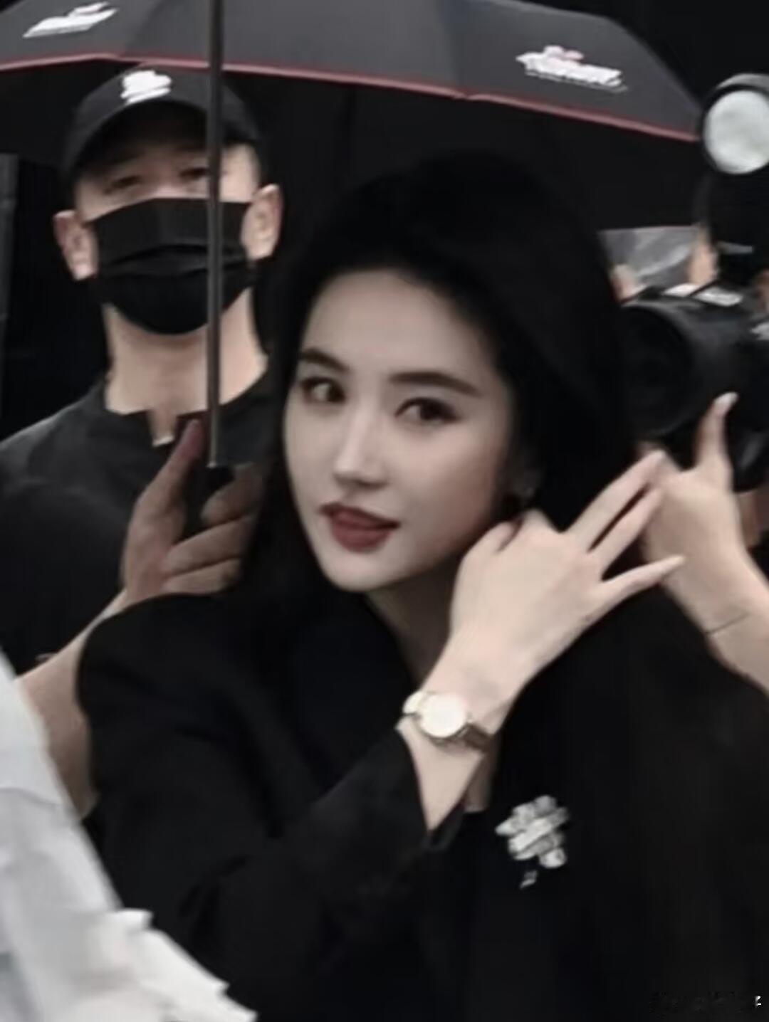 线下姐妹原话：“见到她的第一眼不是漂亮，是震撼。”