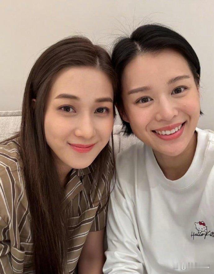 在寸土寸金的香港，贵为视后也难买豪宅，你看胡杏儿和钟嘉欣聚餐