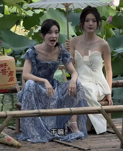 李晟绝对是当下娱乐圈里最接地气的女明星！一身青花瓷长裙的李晟，坐下时，直接双