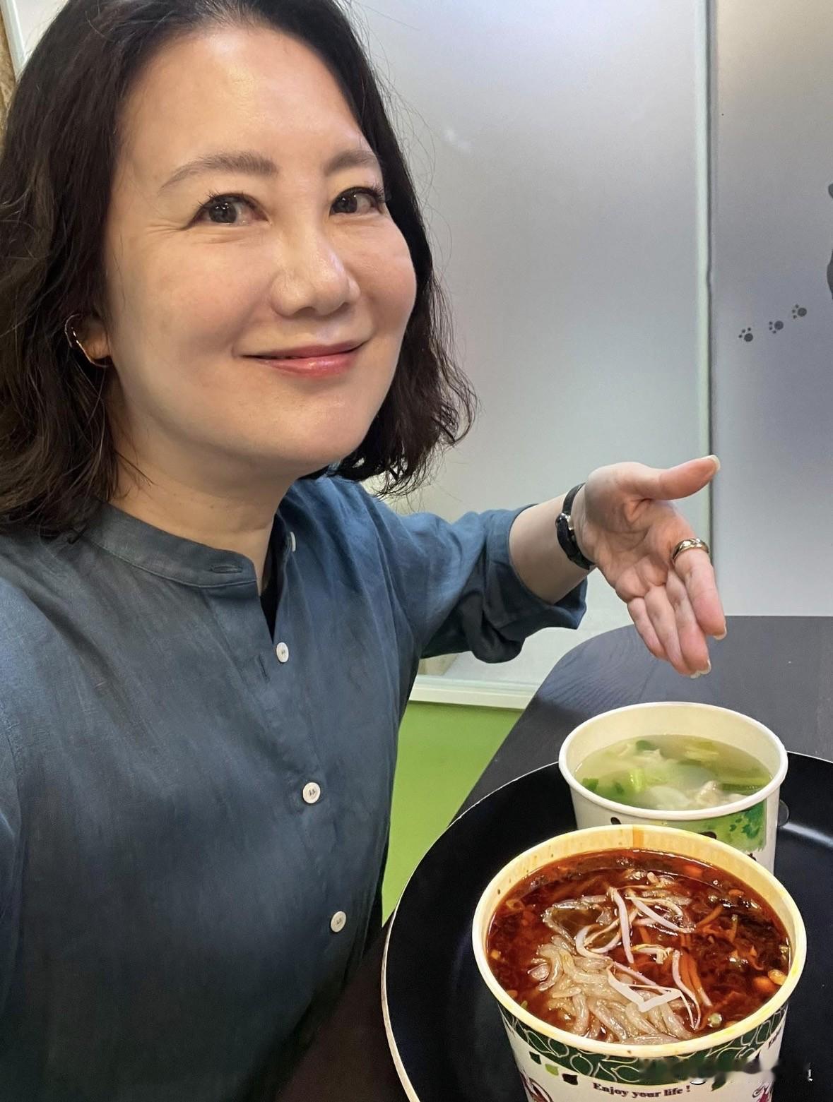 台媒报导指出，民进党立委吴思瑶将接任沈伯洋的竞选总干事。不过，她因食用中国大陆酸